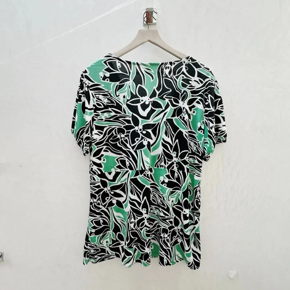 Style & Co || Women’s  Kelly Green and Black Floral Drapey Blouse 1X - Picture 2 of 10